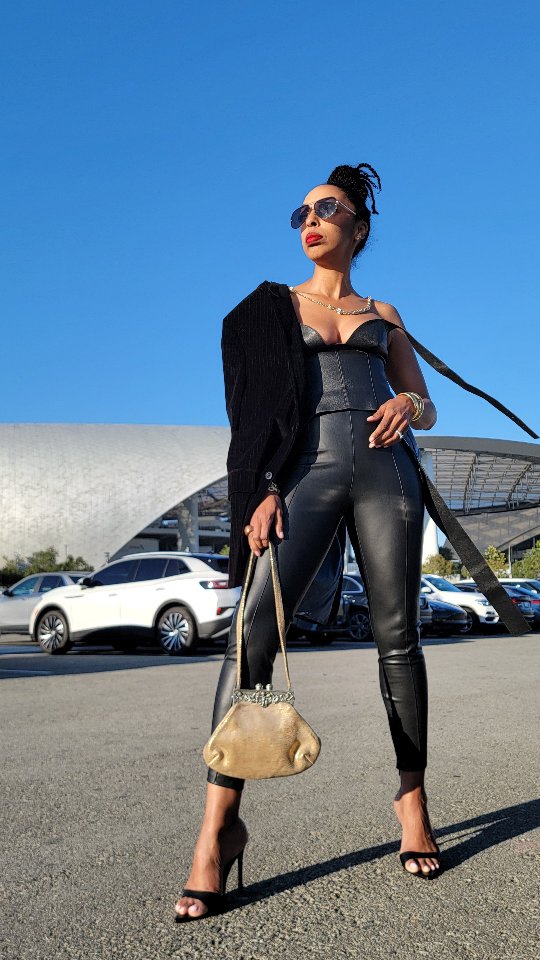 ❣️Early birthday surprise from Hubby Tubbs!🎁 
I'm not a big concert goer, so he really got me good with this one☺️

He's started a month early for Momma's Big Girl Birthday next month, and I'm completely ecstatic!🥰🥳

ps. I LOOOVE SURPRISES, aka BIG KID FOREVER😄

#birthdaycountdownbegins #cowboycarter #cowboycartertour #thefashionmixologist #shayzon #countdownto50